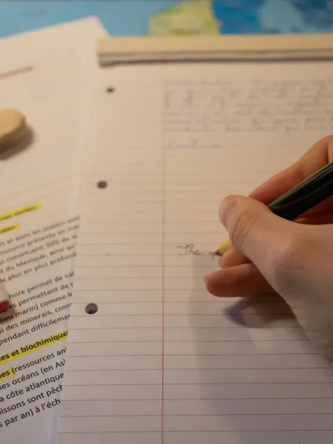 Cahier annoté à la main, illustration